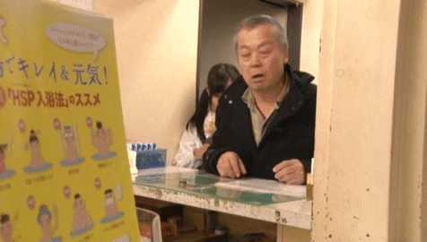 【合法ロリGIF】爺ちゃんボケちまったのか？小学生の孫を男湯で放置するからチンポ挿れられてるぞｗｗｗ その1