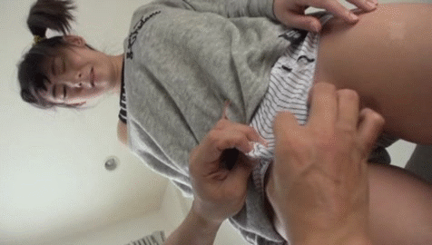 【合法ロリGIF】ちょいブスゆえに性欲に飢えるのか…ロリっ娘がピューピュー潮吹きしまくる3Pセックス その4