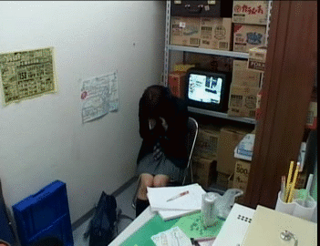 【合法ロリGIF】泣きマネしても無駄無駄無駄ぁww万引き少女をコンビニのバックヤードで犯しまくる店員! その5