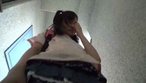 【合法ロリGIF】鍵っ子小学生の悲劇…家に入れず困ってる女の子を自宅に連れ帰る変態ｗｗｗｗｗ その2