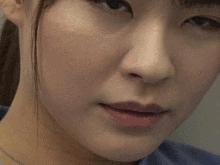 電車の中ででオナ●ーしてる女がヤバすぎ…見ていたサラリーマンを逆レ●プする痴女GIF画像