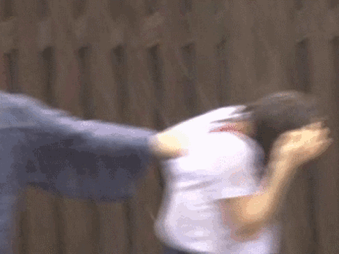 雨に濡れた女子高生の透けブラに欲情…どしゃ降りの中でズタボロに犯されるレ●プGIF画像