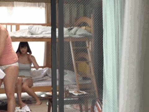 お●ぱいまる出しで着替える女の子の部屋がまる見え…覗きがバレて中出し出来るハプニングGIF画像