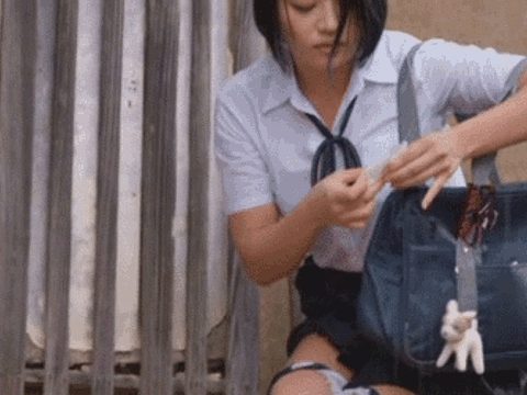 雨で濡れて身体が冷えた女子高生が野ションベン！？スケベなおじさんに見られ襲われるレ●プGIF画像