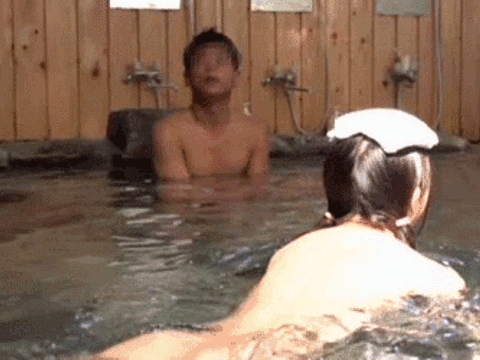 温泉で大人のおち●ちんを見た女の子が欲情！？性に目覚めるハプニングエ□GIF画像
